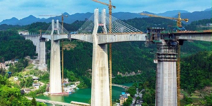 Prestressed fish-belly foundation pit steel support: Chongqing Apeng River Bridge
