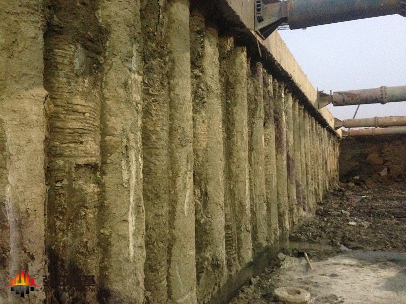 Support of deep foundation pit by occluding pile