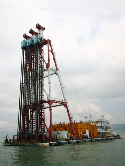 The floating DCM(mixing pile) engineering ship is equipped with 3 DCM drilling RIGS
