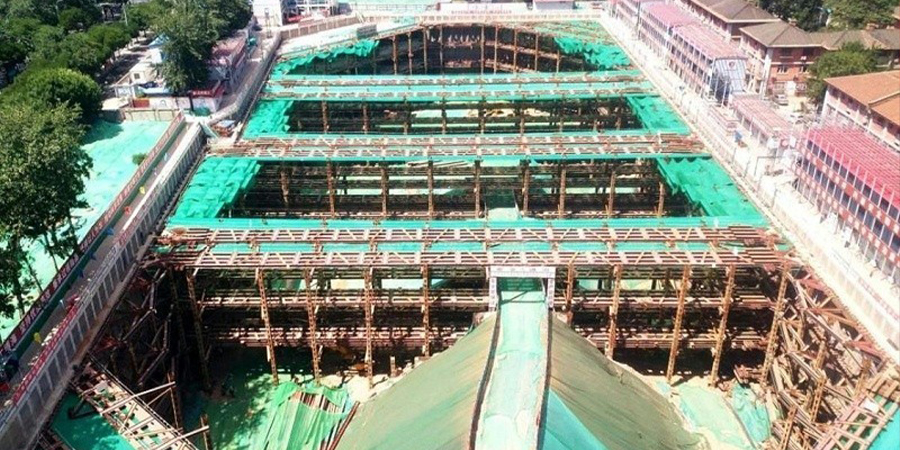 The prestressed fish-belly foundation pit steel support project in Beijing has won the title of the first "Green Brand" construction site for dust control