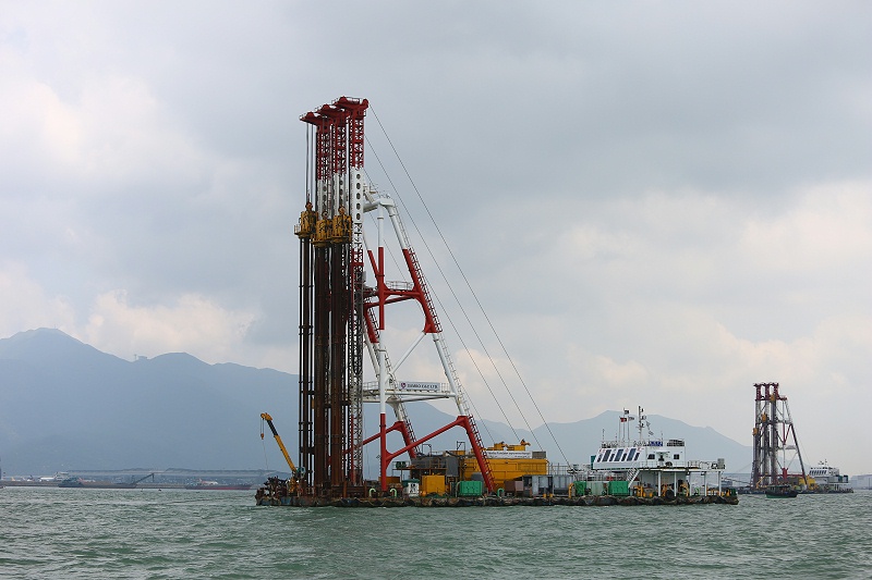 Floating mixing pile construction ship
