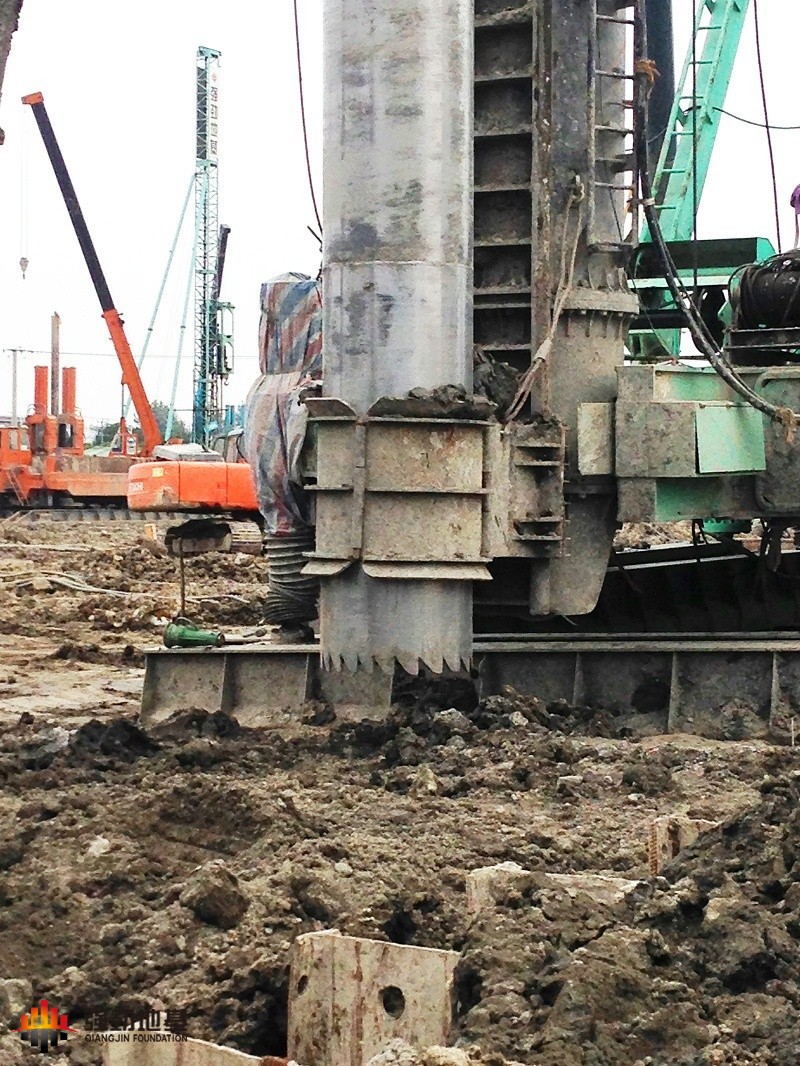 Undisturbed filling pile with full retaining cylinder
