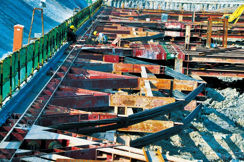 Steel support for foundation pit support