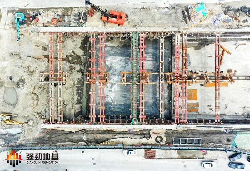 Prestressed fish-belly type foundation pit steel support construction site